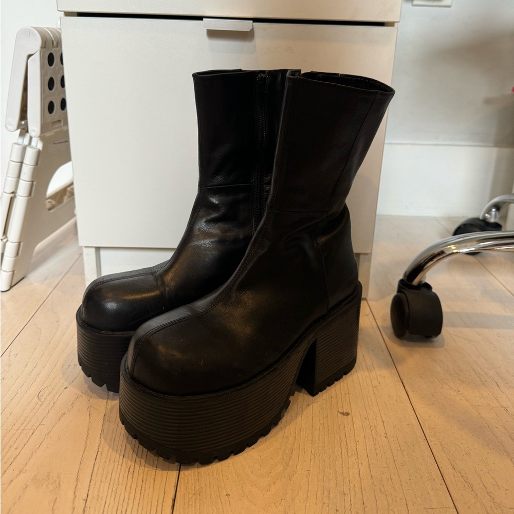 BRAND NEW Unif Slug boot